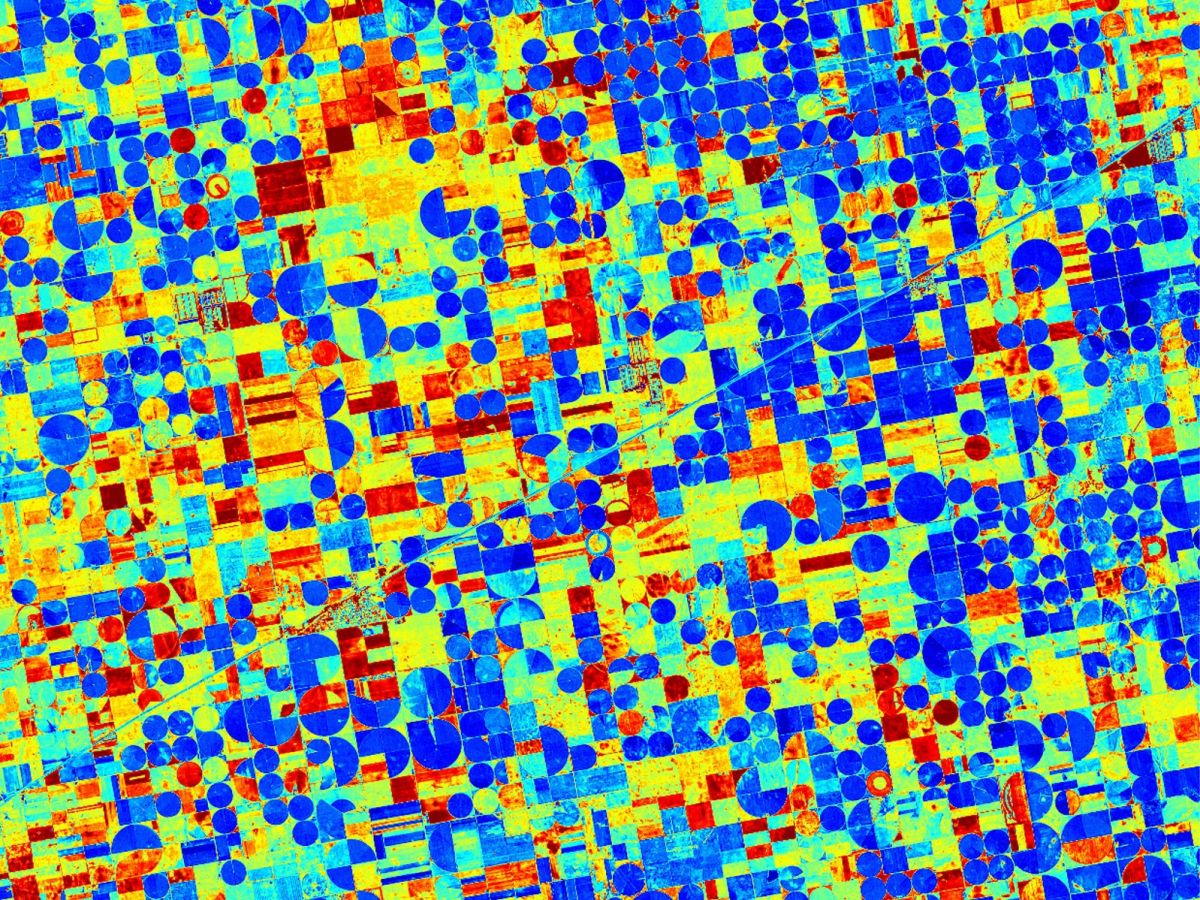 Wärmebildkameras von ConstellR betrachten ab 2022 landwirtschaftlich genutzte Felder aus dem Weltall. Die Farben zeigen dem Landwirt, wo mehr Wasser notwendig ist: Die roten Stellen signalisieren hohe Temperaturen und drohende Wasserknappheit. (Bildquelle