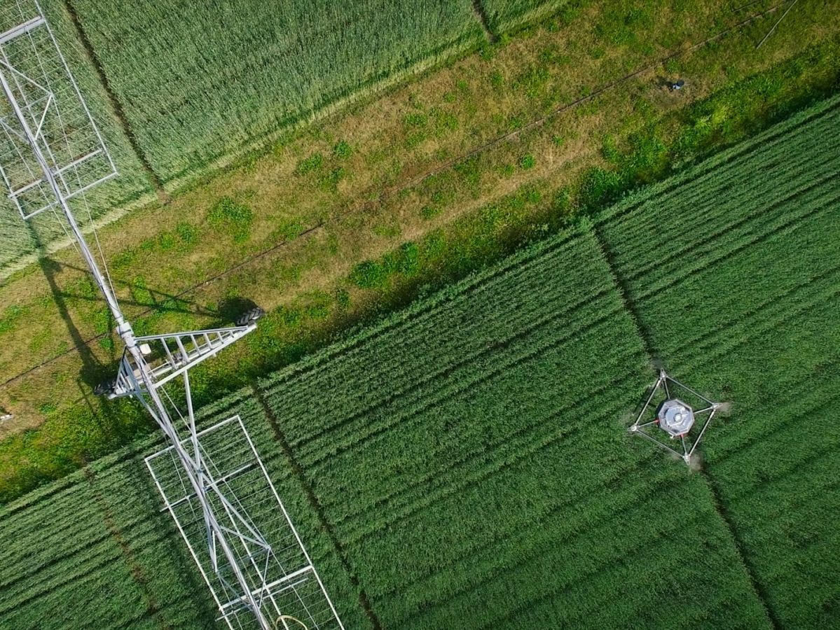 Eine Drohne überfliegt die Versuchsflächen des Leibniz-Zentrums für Agrarlandschaftsforschung (ZALF). (Bildquelle: © Jarno Müller / ZALF)