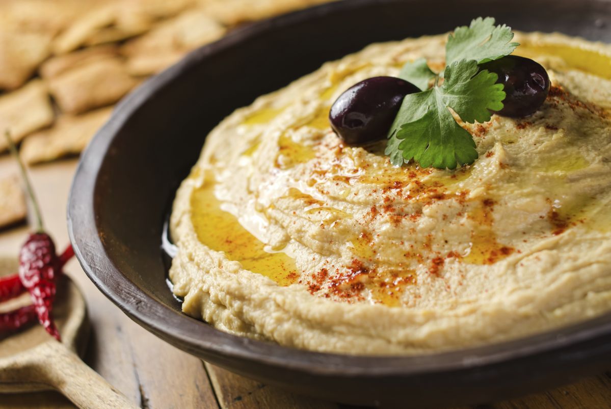 Hummus ist ein beliebter Dip aus Kichererbsen. Die orientalische Spezialität findet auch bei uns immer mehr Anklang.
