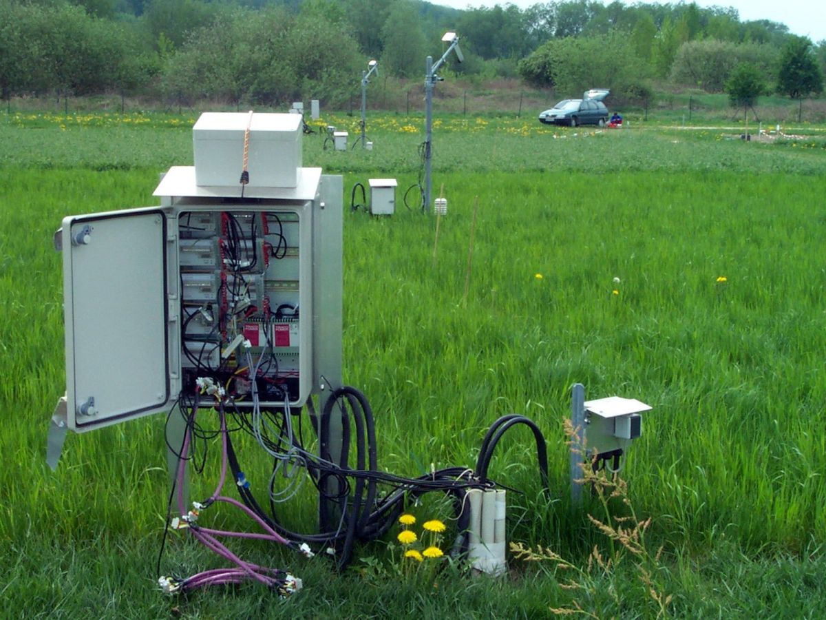 Automatisches Bodentemperaturmesssystem auf einem Versuchsfeld des Jena-Experimentes (Bildquelle: © Karl Kübler / Max-Planck-Institut für Biogeochemie Jena)