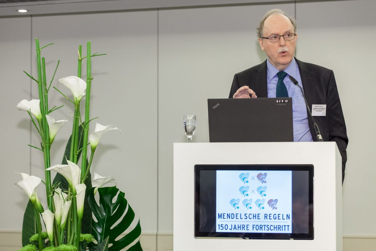 Prof. Dr. Joachim von Braun, Direktor des Zentrums für Entwicklungsforschung der Universität Bonn, Vorsitzender des Bioökonomierates und Mitglied des Kuratoriums der Gregor Mendel Stiftung, beim offiziellen Festakt zum Mendeljahr 2016.