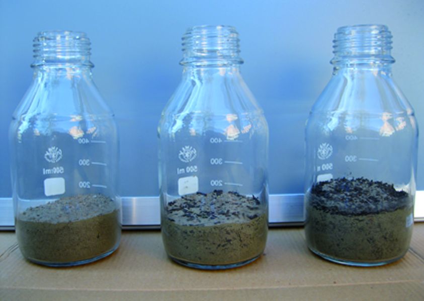 Laborversuch zur Lachgas-Freisetzung: Drei Behälter wurden mit Boden gefüllt und keine (linke Flasche), zwei Prozent (mittlere Flasche) und zehn Prozent (rechte Flasche) Pflanzenkohle dazu gegeben.