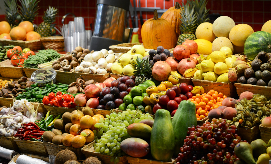 Nahrungsmittel und Agrargüter werden wie andere Produkte auch auf Märkten gehandelt, weshalb das Verteilungsproblem nicht allein durch Produktivitätssteigerungen gelöst werden kann. (Bildquelle: © iStock.com/ alexis)