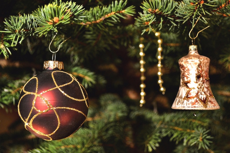 Klassischer Weihnachtsschmuck, oder gibt es dieses Jahr z.B. eine Gurke? (Quelle: © Andreas Hermsdorf / pixelio.de) 