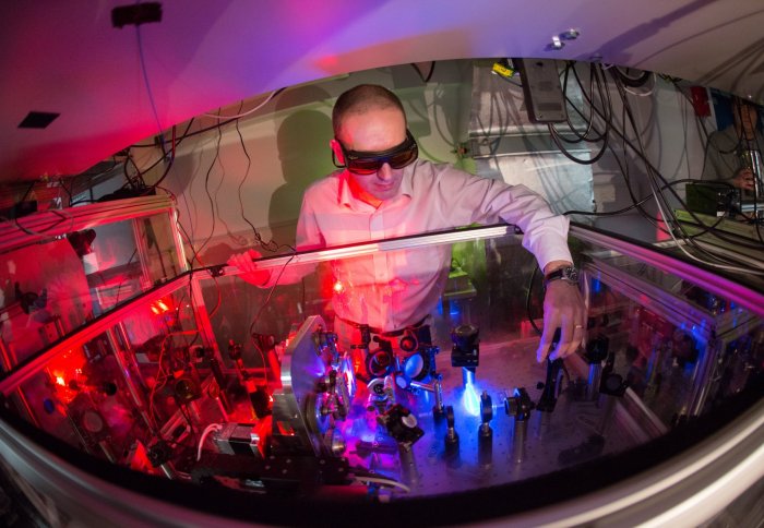 Dr. Jasper van Thor vor dem Gerät, mit dem ihm und seinen Kollegen im Labor die Aufnahmen aus dem Photosystem II gelangen. (Bildquelle: © Imperial College London)