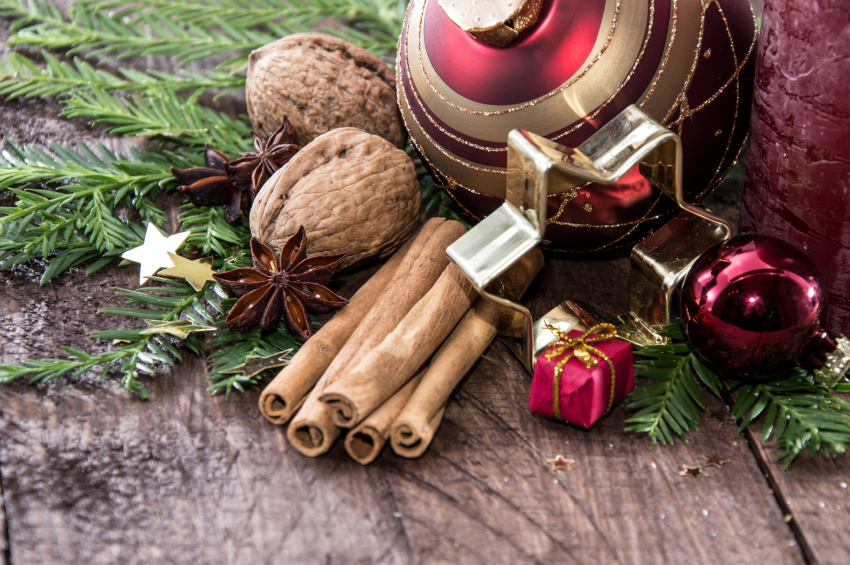 Wir wünschen Ihnen eine besinnliche Weihnachtszeit und einen guten Rutsch ins Jahr 2014. (Quelle: © iStockphoto.com/HandmadePictures)