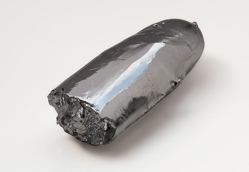 Ruthenium ist ein seltenes Edelmetall, das zu den Platinmetallen gerechnet wird. Die Forscher untersuchten ein Rutheniumoxid, das die Wasserspaltung effizient katalysieren kann. (Quelle: © Heinrich Pniok (www.pse-mendelejew.de), Lizenz CC BY-NC-ND 3.0)