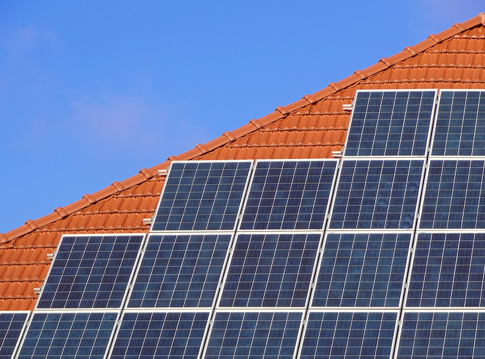Photovoltaikanlagen befinden sich auf vielen Dächern. Die hierfür benötigten Solarzellen werden derzeit meist aus Silizium hergestellt. Forscher haben nun eine neue Bio-Solarzelle entwickelt. (Quelle: © lichtkunst.73/pixelio.de)