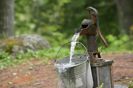 In vielen Regionen der Welt ist das Grundwasser arsenbelastet. Die Menschen trinken dieses Wasser und nutzen es für die Bewässerung ihrer Felder.