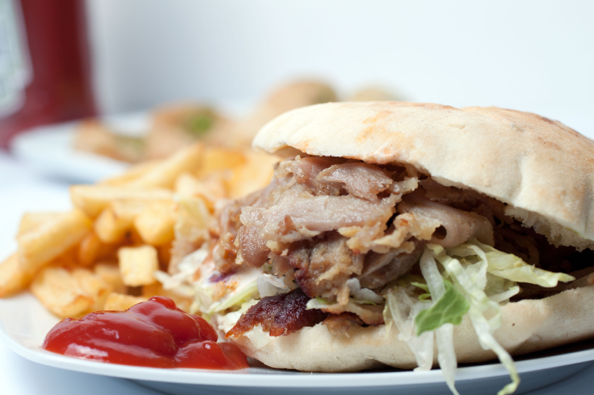 Döner, Burger, Pommes und Co. zählen nicht gerade zu den gesunden Mahlzeiten und dennoch werden sie häufig gegessen. (Quelle: © iStockphoto.com/clemarca)
