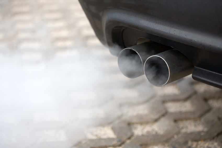 Schädliche Stoffe, die durch Autos in die Luft geblasen werden gefährden die Gesundheit.