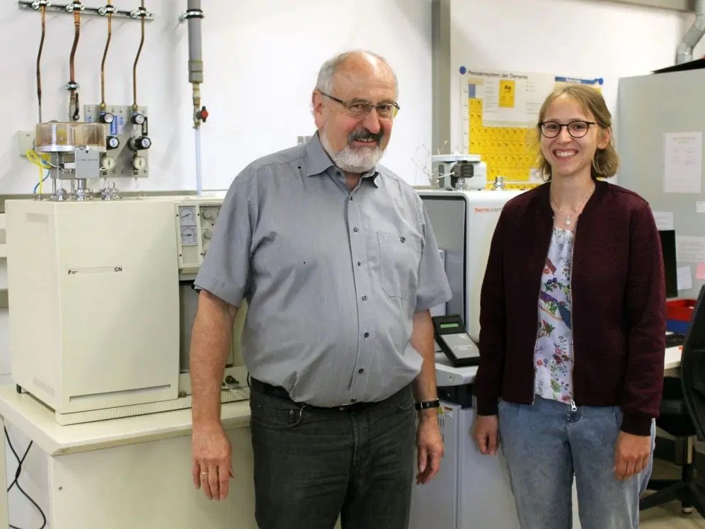 Studienleiter Gerhard Gebauer und Erstautorin Franziska Zahn im Labor für Isotopen-Biogeochemie der Universität Bayreuth.
