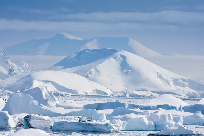 In den Eisschichten der Arktis und der Antarktis liegt unter meterdickem Schnee die Vergangenheit unserer Atmosphäre begraben. (Quelle: © Goinyk Volodymyr / Fotolia.com)