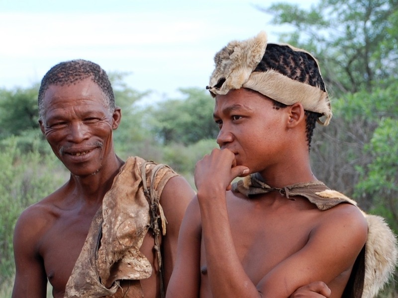 Die San, eine Volksgruppe im südlichen Afrika, leben noch heute überwiegend als Jäger und Sammler. Man fasst die San und Khoikhoi oft unter der Gruppe Khoisan zusammen. 