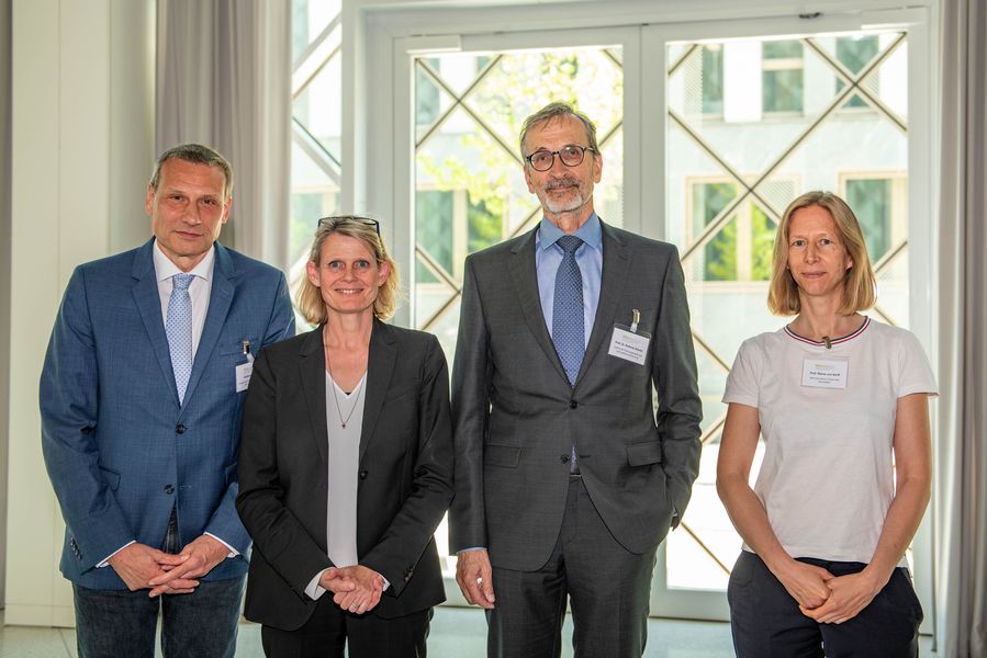 Staatssekretärin Judith Pirscher (2.v.l.) mit Andreas Weber (l.), Andreas Graner und CEPLAS-Sprecherin Maria von Korff Schmising (Bildquelle: © Andreas Neßlinger)