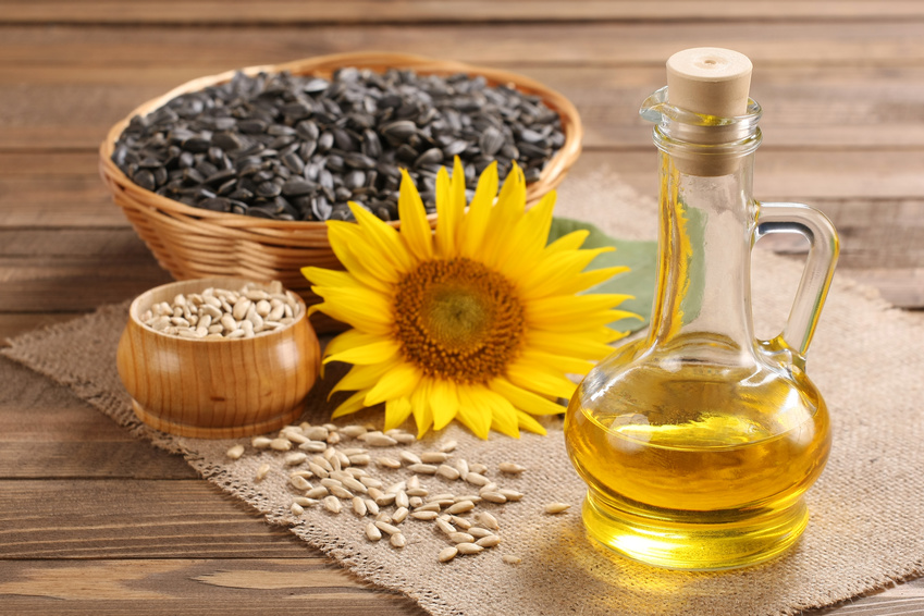 Pflanzen reichern Vitamin E zum Schutz ihrer Samen an. Besonders reiche Vitamin E-Quellen sind kalgepresste Öle aus Oliven- und Sonnenblumenkernen. (Bildquelle: © Syomao - Fotolia.com)