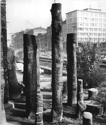 Baumstammrelikte aus dem versteinerten Wald in Chemnitz. Die „verkieselten“ Bäume sind etwa 291 Millionen Jahre alt und wurden durch vulkanische Asche konserviert.
