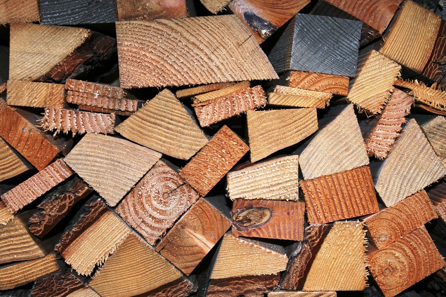 Holz wäre eine Alternative zu fossilen Rohstoffen, wenn das schwer ausspaltbare Lignin nicht wäre. Wissenschaftler arbeiten daran, den Stoff wirtschaftlicher als bisher aufspalten zu können. (Bildquelle: © grey59/ pixelio.de)