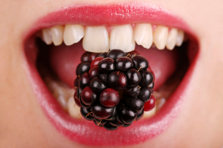 Anthocyane sind z.B. in Beeren enthalten, werden aber bereits im Mund teilweise zersetzt. (Quelle: © iStockphoto.com / Tracy Hebden)