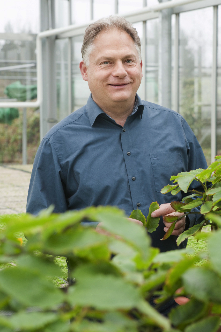 Michael Straub ist Leiter des 23 Hektar großen Heilpflanzengartens des Weleda Standortes in Schwäbisch Gmünd. Dort wachsen grob 260 verschiedene Pflanzenarten, von denen 180 sozusagen direkt vom Feld in die Tube kommen.