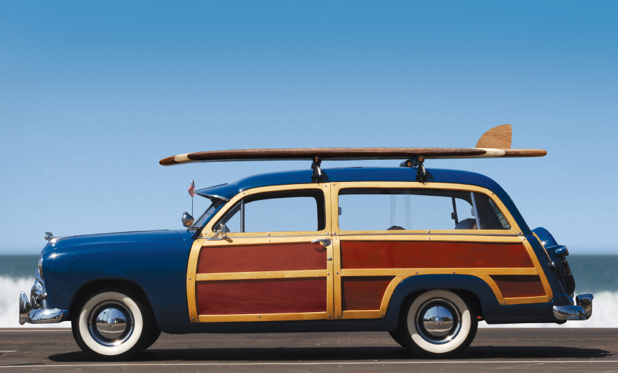 Holz kann nicht nur als Designelement im Auto verbaut werden. Auch Verbundstoffe aus Holz und Plastik, sogenannte Wood-Plastic-Composites, können beispielsweise Innenverkleidungen im Auto stabiler machen.
