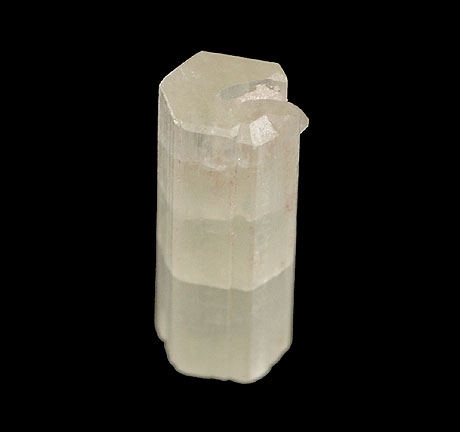 Dieser Hydroxylapatitkristall stammt aus Bolivien. Weltweit sind nur knapp 250 Fundorte bekannt. In zigfacher Verkleinerung ähnelt dieser den Nanostäbchen, um die sich die Ureamoleküle wie Perlenketten winden.