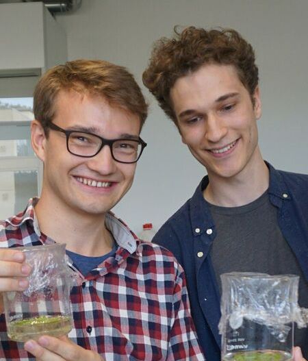 Die Nachwuchsforscher Johann Liebeton (links) und Leon Werner (rechts) untersuchen das Potenzial der Kleinen Wasserlinse, die umgangssprachlich auch Entengrütze genannt wird.