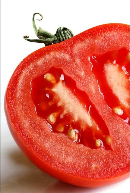 Ergebnis der Endoreduplikation: Das fleischige Innere einer Tomate besteht aus Riesenzellen. (Quelle: © BirgitH/ pixelio.de)