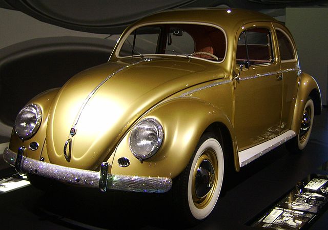 Symbol des deutschen Wirtschaftswunders: Am 5. August 1955 rollte der einmillionste VW-Käfer über die Ladentheke.
