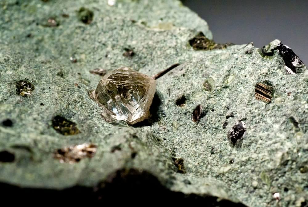 Eingebettet in Kimberlit wandern Rohdiamanten zur Erdoberfläche. (Bildquelle: © StrangerThanKindness/ wikimedia.org/ CC BY-SA 3.0)