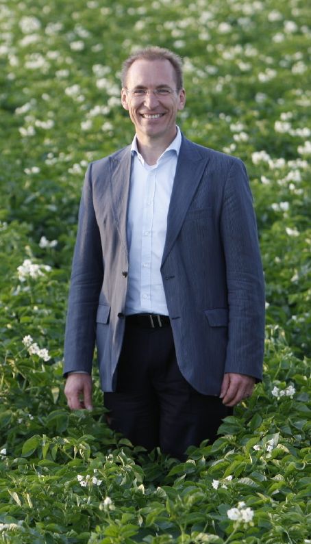 Unser Interviewpartner Dr. Léon Broers ist ausgebildeter Pflanzenzüchter. Als Mitglied des Vorstandes des Pflanzenzüchtungsunternehmens KWS SAAT AG ist er verantwortlich für die Züchtung und Forschung im Unternehmen. 