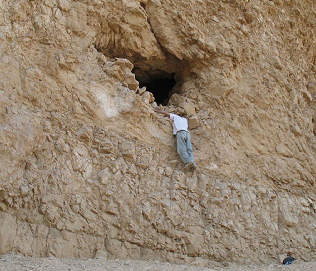 Der Eingang zur Yoram Höhle liegt in einer fast senkrecht aufragenden Felswand rund vier Meter oberhalb eines schmalen Pfades