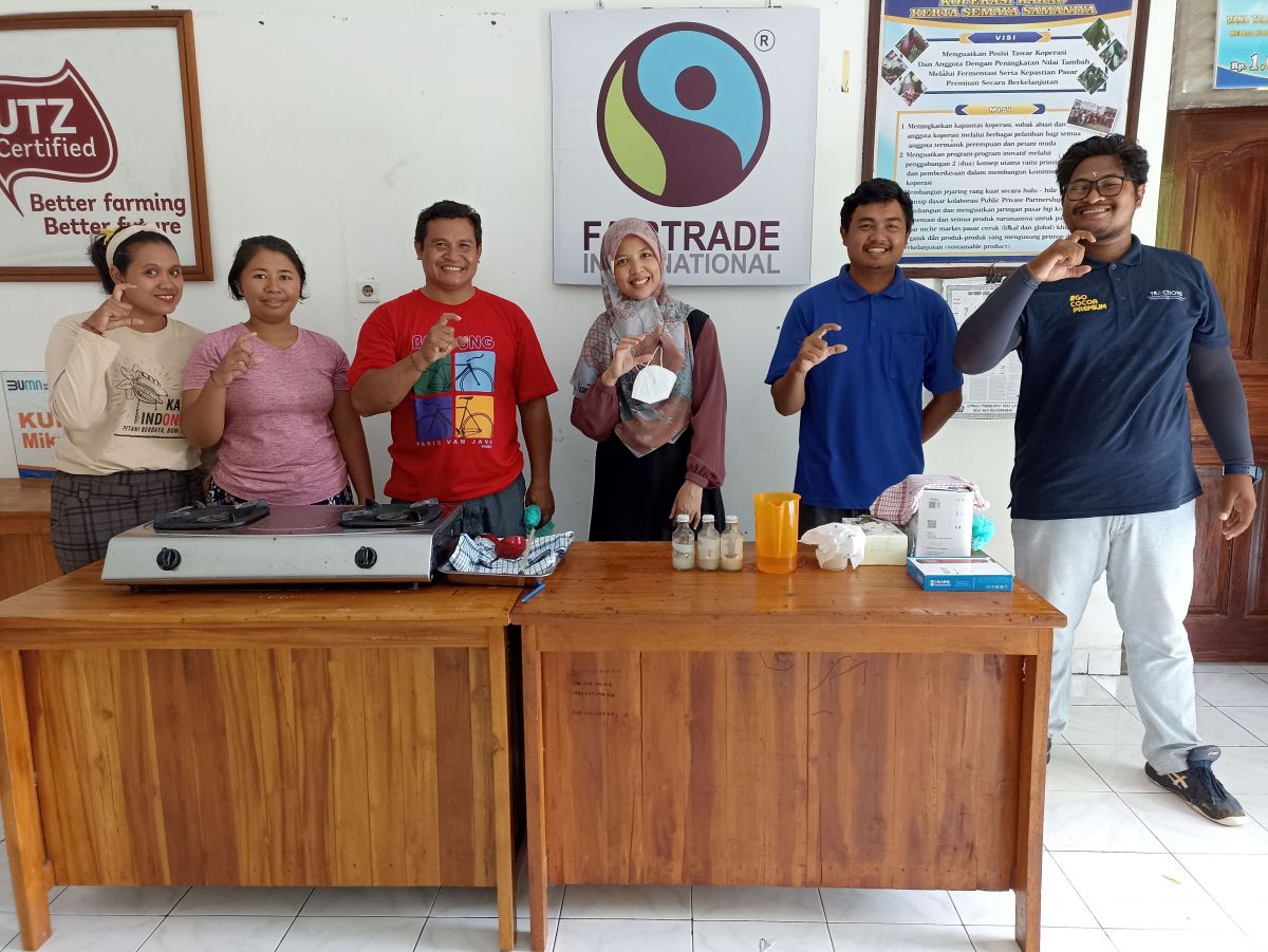 Wissenschaftler:innen des ICCRI zusammen mit Mitarbeiter:innen der Kakao-Kooperative in Bali nach      erfolgreichem Abschluss ihres gemeinsamen Versuchs zur Gewinnung von Kakaopulpe (diese ist in den drei Flaschen auf dem Tisch abgefüllt).
