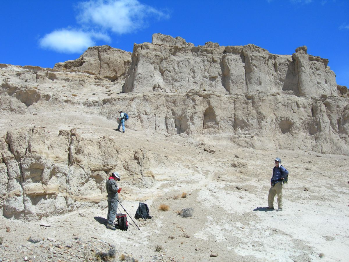 Paläontolgen auf der Suche nach Fossilien nahe des Flusses Chico in Chubut, Argentinien.