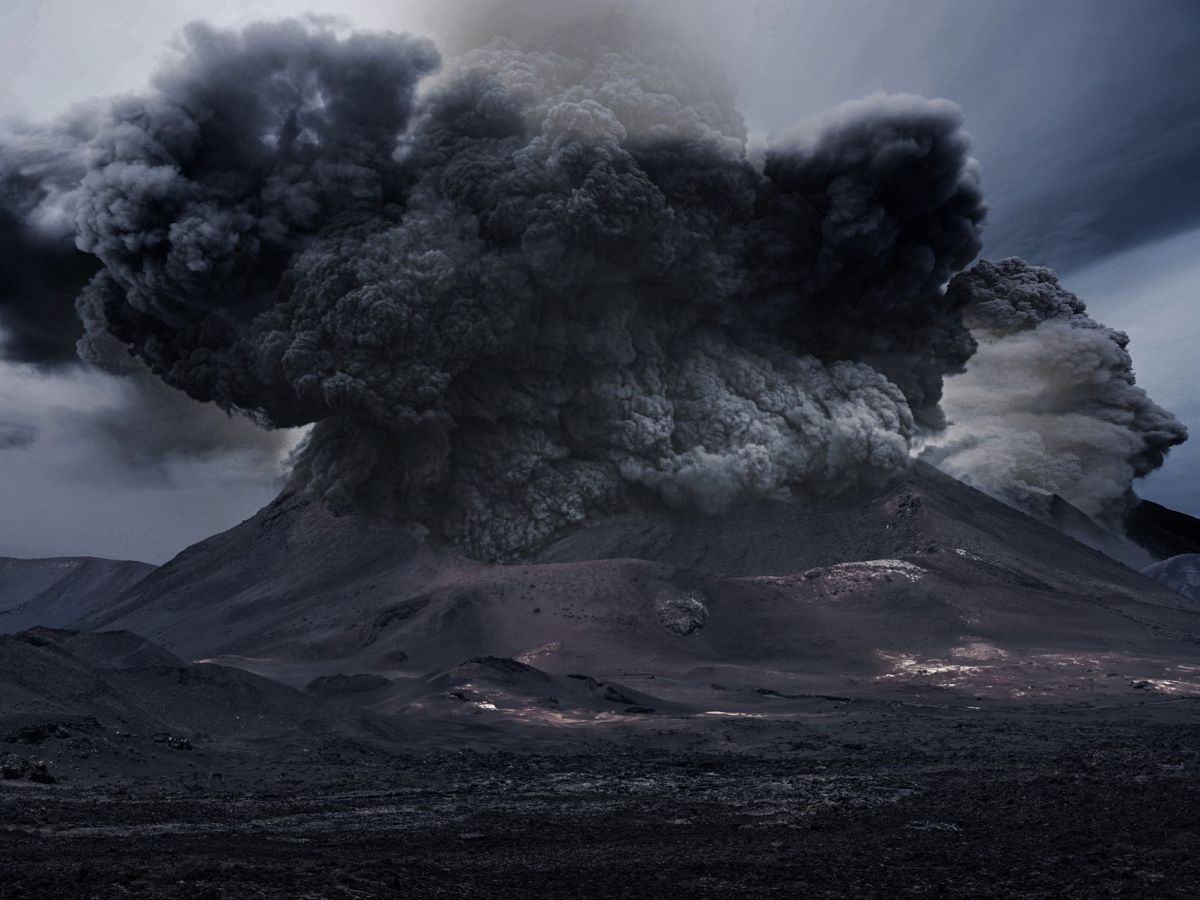 Die frühe Erde war ein unwirtlicher Ort, der Ozean heiß und die Luft voller Vulkanasche. 
