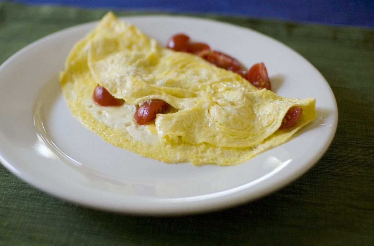 Die Cholesterinbombe in diesem Essen ist natürlich das Ei. Aber auch Tomatenfrüchte enthalten geringe Mengen Cholesterin. Jetzt ist klar, wie die Pflanzen den Stoff herstellen. (Bildquelle: © Paul Goyette/wikimedia.org; CC0)