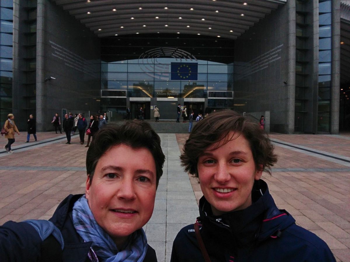 Isabelle Deppé mit ihrer Mentorin Petra Jorasch vorm Europaparlament in Brüssel.
