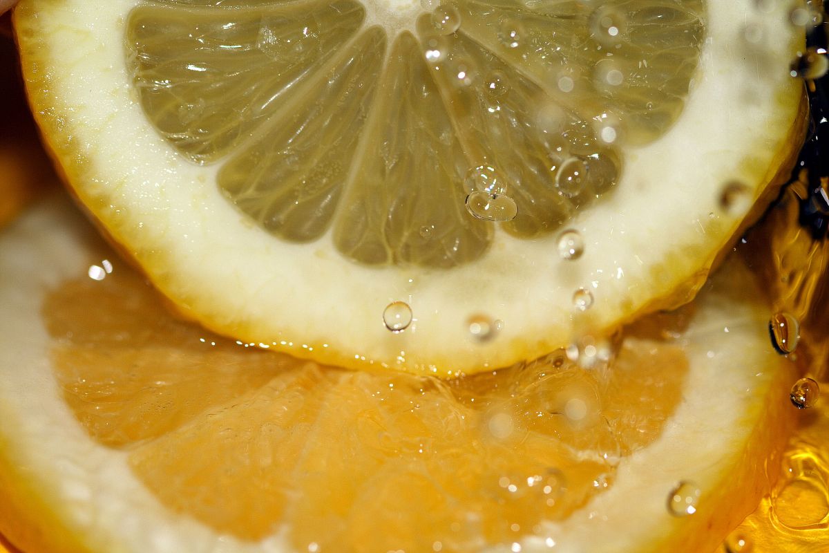 Die in Zitronensaft enthaltene Zitronensäure reduziert die Infektionsfähigkeit von Noroviren. (Bildquelle: © Maren Beßler / pixelio.de)