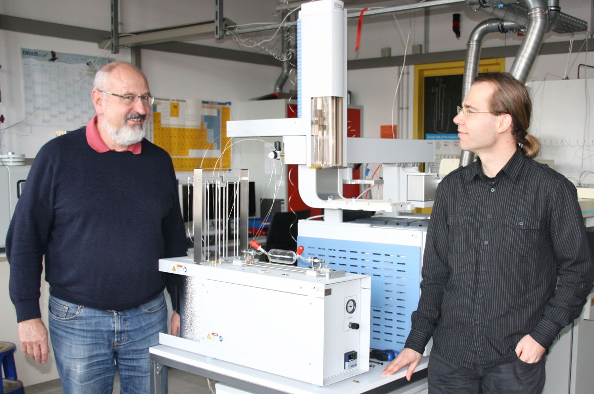 Prof. Dr. Gerhard Gebauer (links) und Philipp Giesemann M.Sc. (rechts) im Labor für Isotopen-Biogeochemie der Universität Bayreuth.
