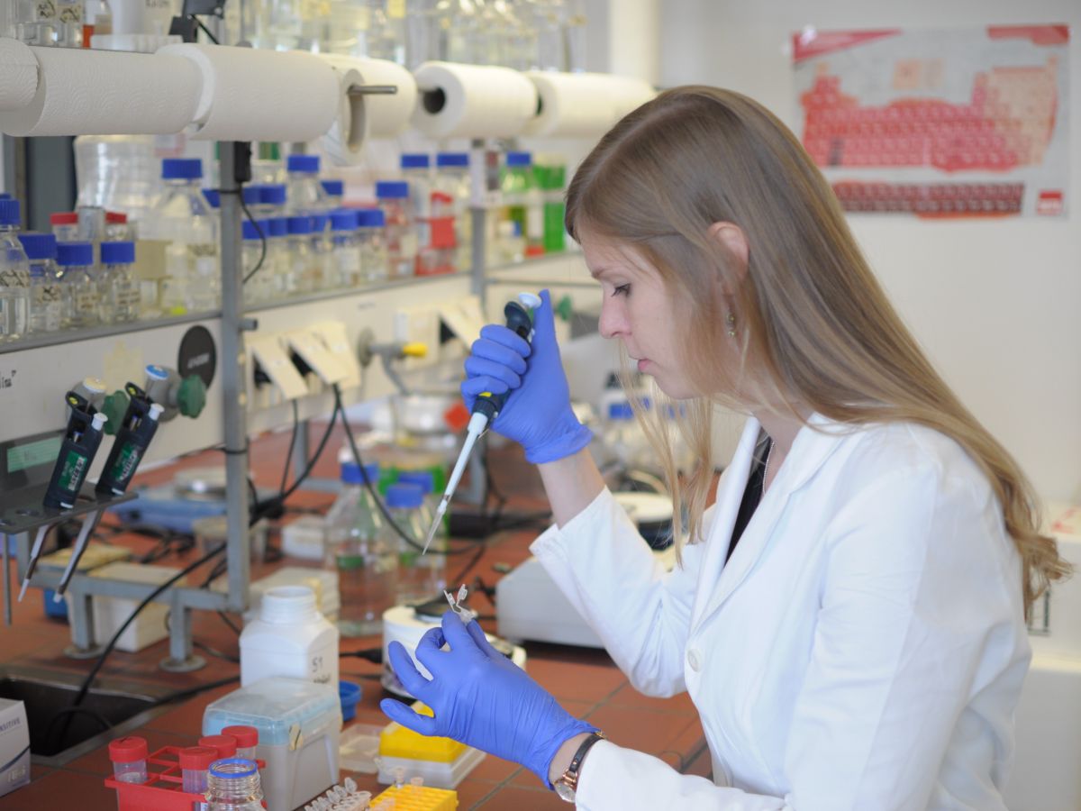 Im Labor untersucht Nina Bziuk unter anderem das Erbgut der Pflanzen und Mikroorganismen.

