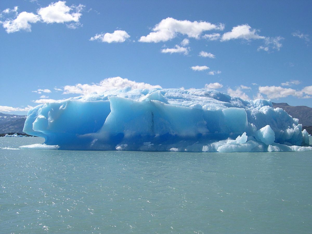 Der Klimawandel lässt Eisberge schmelzen (Quelle: © Gorkaazk / wikimedia.org; CC BY 3.0)