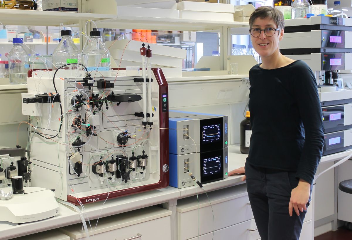 Professorin Birte Höcker in einem Biochemie-Labor auf dem Campus der Universität Bayreuth. Mit dieser Forschungsapparatur ist es möglich, die durchschnittliche Größe von Proteinen und ihre absolute Molekülmasse zu bestimmen.
