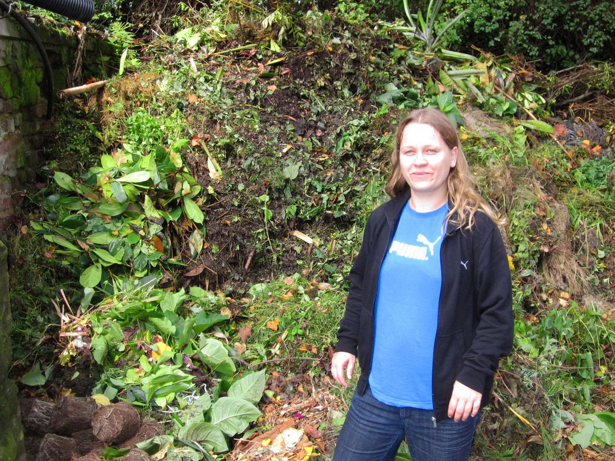 Die Erstautorin Dr. Carola Petersen sammelte die Schnecken unter anderem in diesem riesigen Komposthaufen.
