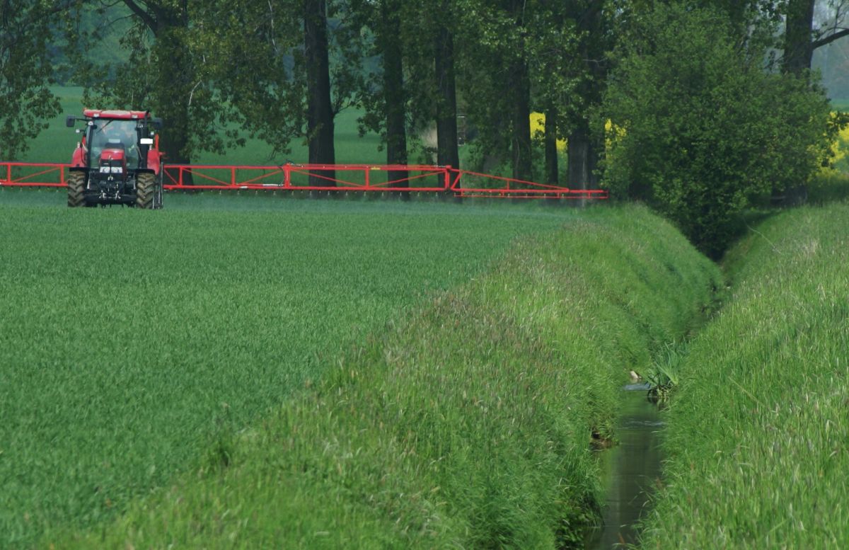 Pestizdapplikation auf einer Ackerfläche in Nordwestdeutschland. (Bildquelle: © Renja Bereswill)