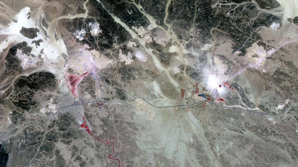 Jordanische Phosphatmine aus der Luft (rötlicher Bereich). Weltweit belaufen sich die globalen Reserven auf 69 Mrd. Tonnen. (Bildquelle: © NASA/ wikimedia.org/ CC0)