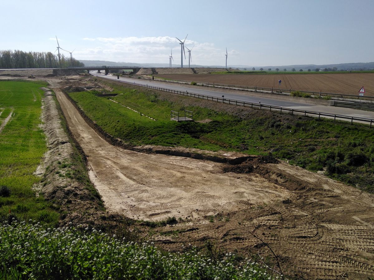 Auch der Verkehrswegebau verbraucht landwirtschaftliche Flächen: Straßenarbeiten am Autobahndreieck Salzgitter, Niedersachsen.
