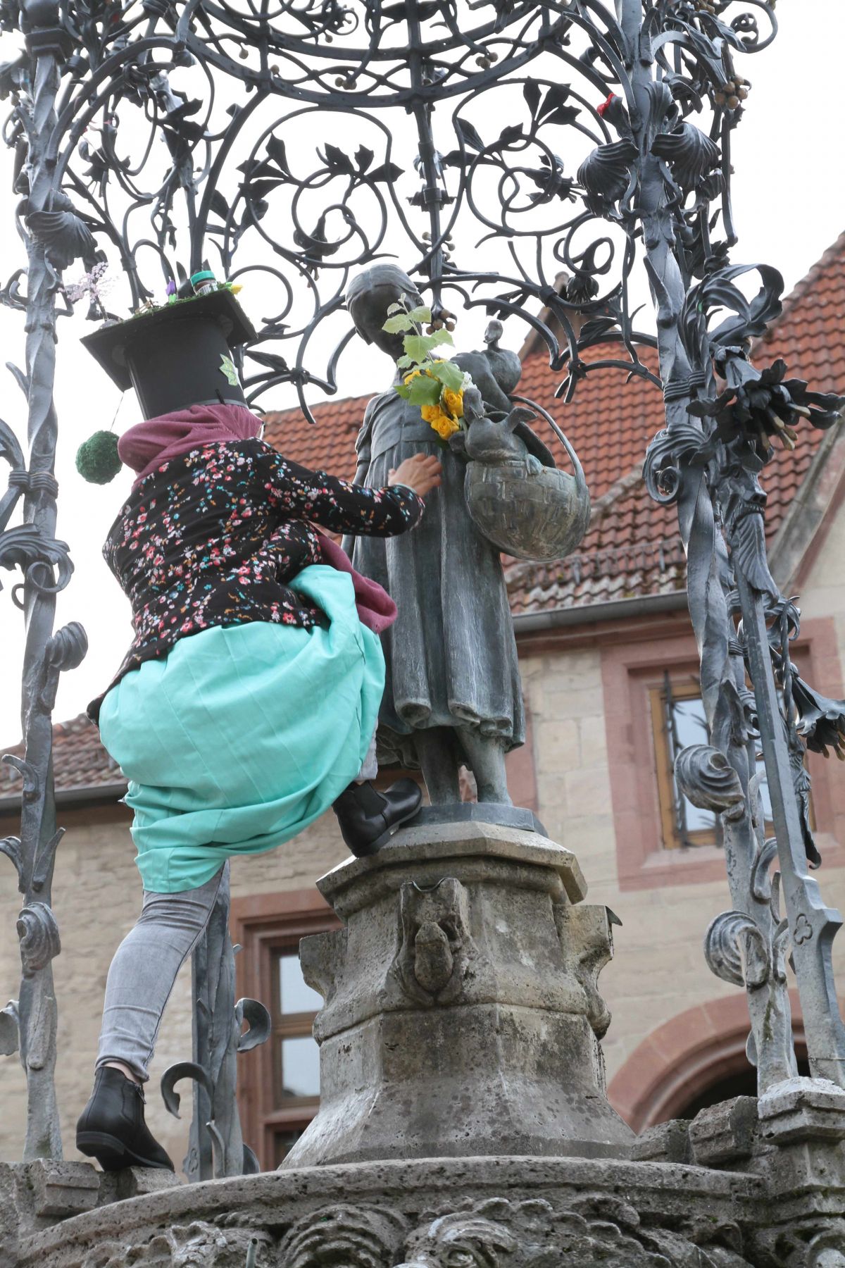 In Göttingen ist es ein alter Brauch, dass die Graduierten nach der Promotionsfeier zum "Gänseliesel" auf den Marktplatz der Stadt gehen, ihr Blumen bringen und einen symbolischen Kuss geben. 
