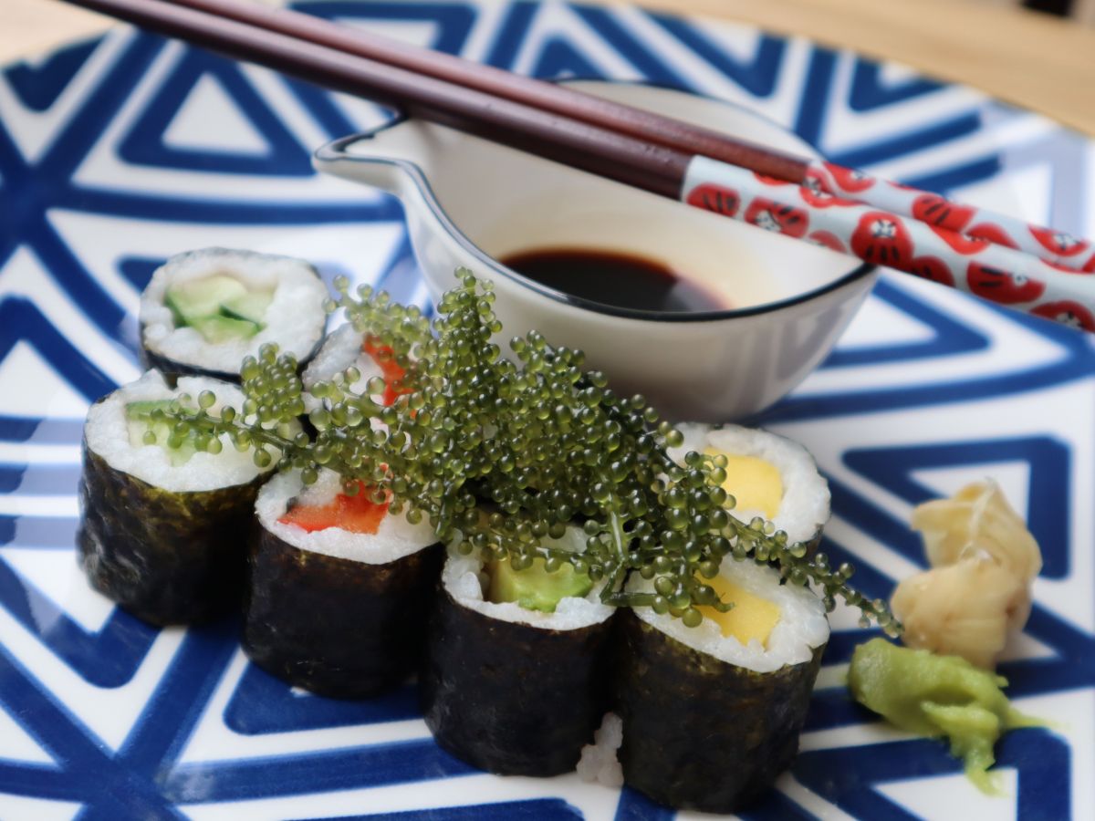 Bei uns noch weitgehend unbekannt: In Asien isst man Meerestrauben häufig zu Sushi.
