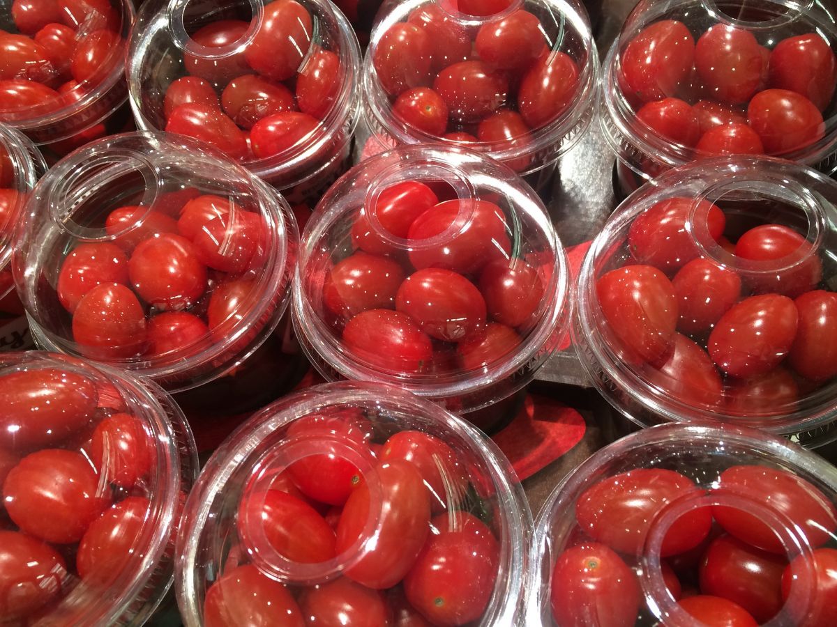 Auch, wenn sie ihre Tomaten nicht im Kühlschrank lagern: Auf dem Weg in den Supermarkt werden die Früchte viele Kilometer weit gekühlt transportiert.