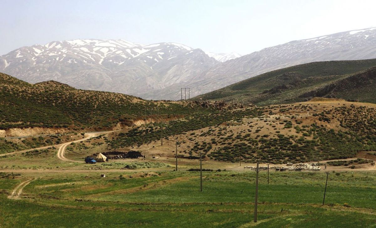 Die Gegend rund um das Zagros-Gebirge im heutigen Iran (Foto) gilt neben der Levante als zweiter Ursprungsort der Landwirtschaft. (Bildquelle: © ninara/ wikimedia.org/ CC BY-SA 2.0)